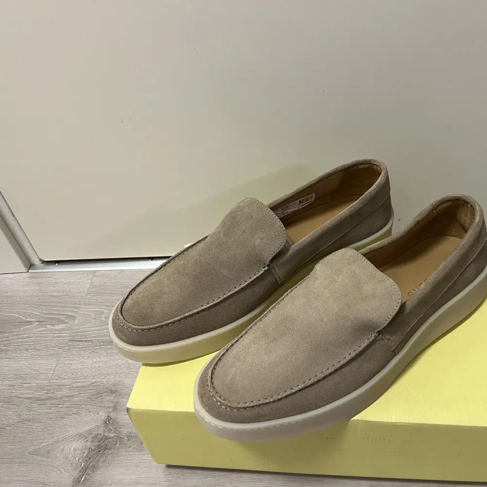 Vico Loafer Sneaker är en modern version av en klassisk loafer och är den perfekta vårskon. Den har en ovandel i mjuk mocka med en sneakerliknande gummisula, så att dina fötter kan ha det bekvämt hela dagen.. Skor.