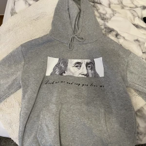 Grå hoodie - Säljer min gråa hoodie som jag inte köpte för så länge sen, jag säljer den pga att den är för liten, den är liten i storleken eftersom att jag köpte i storlek S men känns som Xs💞 pris går att diskutera🤍