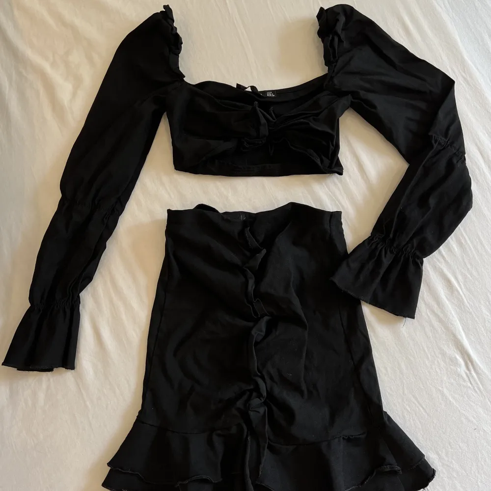 Ett snyggt svart set från plt, både kjolen och toppen har volanger och har ett stretchigt material. Använd ett fåtal gånger, är tyvärr för liten på mig. Klänningar.