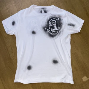 Arieaty T-Shirt - Säljer en Arieaty T-shirt, storlek S. Den är limited edition så den säljs inte längre (Såldes slut på några timmar) Aldrig använd. Var för liten och nu bara legat oanvänd 