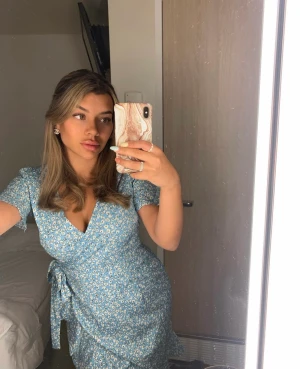 Klänning - Söt blommig & somrig klänning, denna är endast använd ca 2-3ggr. 