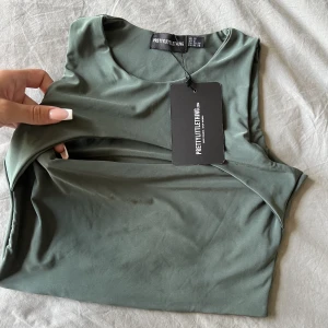 Top  - Top med urringning, aldrig använd. Storlek 36