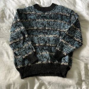 grovstickad tröja - marinblå mönstrad grovstickad tröja fin till hösten. lite oversized men lagom lång.  lappen bortklippt pga stickig så vet ej vilket märke men strlk M. 
