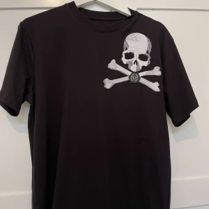Philipp Plein T-Shirt - Säljer en svart Philipp Plein T-Shirt, helt oanvänd med prislapp på.  Storlek: Small.  Nypris: 5600:- Säljer den för 3000:- inkl fraktkostnad.
