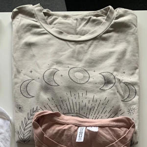 T-Shirt - T-Shirt med Svamp tryck S (stor i storlek): 15kr  Kan mötas upp Vid Köp av alla T-Shirts: 79kr Vid köp av alla kläder (Se profil) 249kr