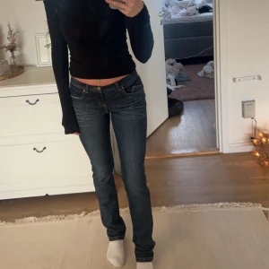 Super snygga jeans  - Säljer mina favvo jeans då de tyvärr är för små. Skit snygga lite mörkare blå, och går ut lite nertill som man kan se på bilden. 