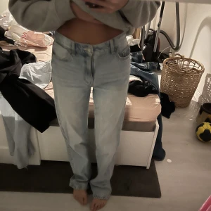 Raka jeans  - Raka jeans från Berskha, perfekt blå färg. Sitter som en smäck och kanppt använda. Aningens långa för mig som är 166 cm. 