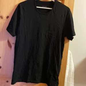 Hugo Boss T-shirt  - Hugo Boss T-shirt i storlek M. Helt ny och aldrig använd. Finns inga hål eller märken. 