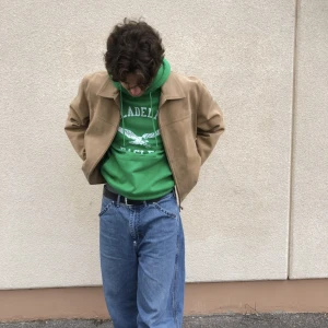 Grön hopdie - Grön hoodie med “Philadelphia eagels” tryck. Storlek L men liten i storleken.