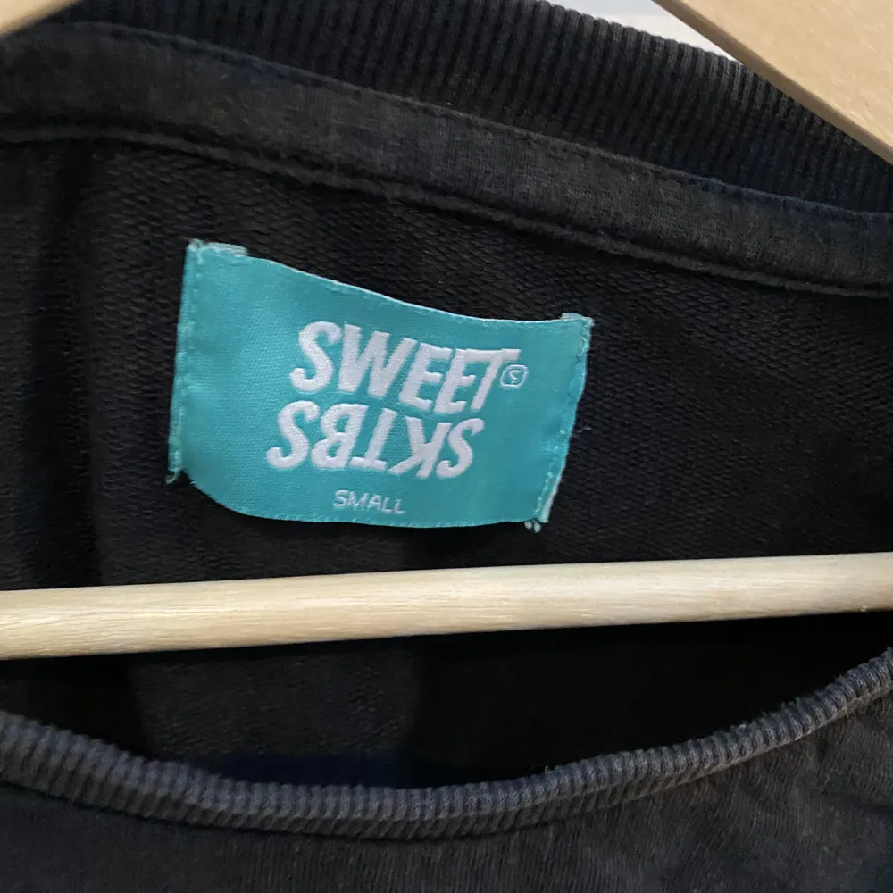 En sweatshirt från Sweet SKTBS i storlek S. Den är använd men i fint skick. Hoodies.