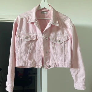 Croppad jeans jacka - Croppad rosa jeans jacka från Gina tricot, använd men i bra skick!🩷