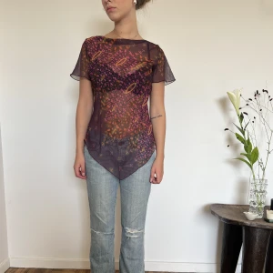 MESHTOP  - Supercool meshtop med fint mönster och fina färger! Passar till allt😍den asymmetriska utskärningen nedtill gör den unik. Hör av dig om du har frågor ❤️