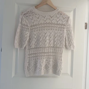 Zara stickad tröja - Säljer den här jätte fina och trendiga  tröja från zara, i storlek S. Har använts 2 gånger och passar inte riktigt mig. Köparen betalar för frakten📦💕✨