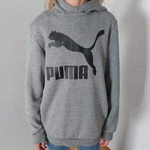 Grå puma hoodie storlek xl i barnstorlek. Passar en xs och s