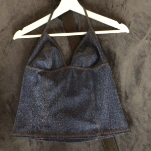 Jeans topp - Sjukt snygg jeans topp med glitter. Halterneck med öppen rygg. Glittrig!!!!!😍  Så snygg och sitter perfekt för en storlek S! 