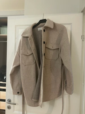 Jacka - Säljer denna jacka från Nelly i storlek 38