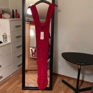 Röd fodralklänning - En helt ny klänning från Asos. Storlek 34. 