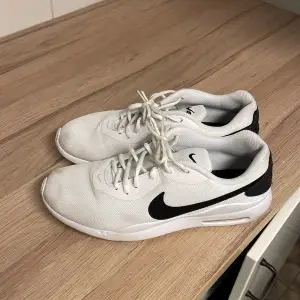 Ett par vita Nikesneakers. Sköna o luftiga, perfekta sommarsneakers. Säljer pga för små. Använt skick, men inga defekter. Skick 7/10