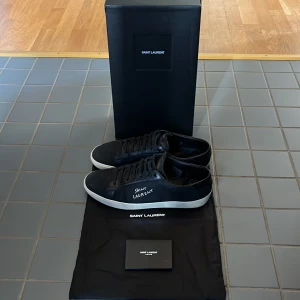 Saint Laurent skor - Hej, säljer mina saint Laurent skor! Ställ gärna fler frågor. Kvitto finns  Nypris 6599 kr Skick 9/10
