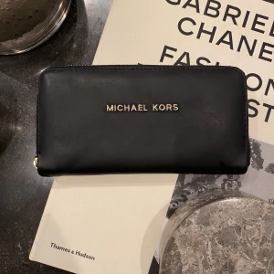 MICHAEL KORS Plånbok  - Michael Kors plånbok. Nyskick. Pris kan diskuteras. För mer information kontakta mig!