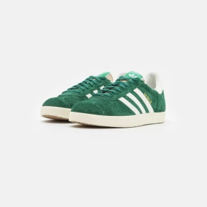 Adidas gazelle gröna - Gröna adidas gazelle, använda ett fåtal gånger💚Köpta nya hos Junkyard för 1200kr.   Fler bilder ges vid intresse. 