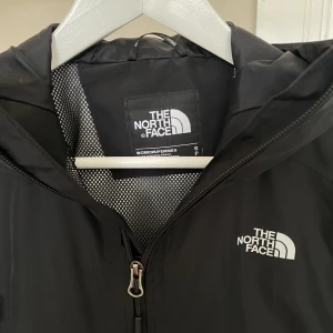 The North face jacka - Sjukt fin The North face jacka i storlek S i fint skick. 600kr eller bud  (Har även en annons på en likadan jacka fast längre modellen)
