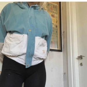 Trendig 90’s jacka - Vår/sommar jacka i vintage stil. Köparen står för frakt! Skulle säga att det är en S/M. Men mer S.