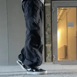 Tjenare! Säljer dessa svarta parachute pants i nyskick då dem är lite för stora och inte kommer till användning. (Jag är 1,57) Om man vill ha fler bilder är det bara att säga till. Obs: Man kan justera nere och uppe🌊