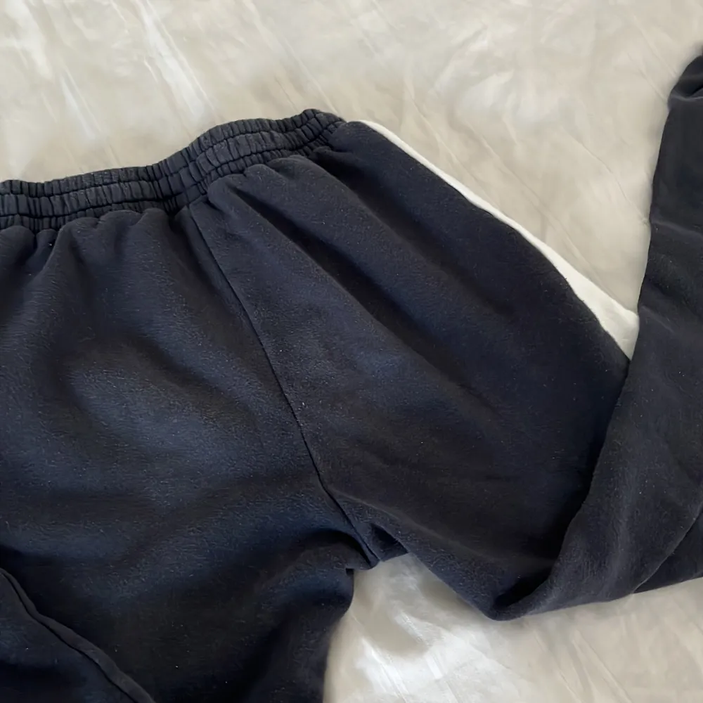 Ett par mörk blå mjukisbyxor, skön i material och tvättas innan skick. Jeans & Byxor.
