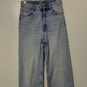 Blå jeans - Använt de, men de blev för små på mig så försöker sälja bort de, annars älskar jag de
