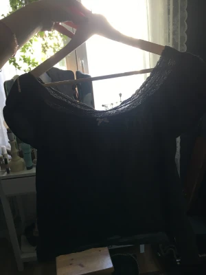 Odd molly topp - Supersöt odd molly topp med spets upptill. Storlek 0 men är som S/M. Så fin till allt!!!!💝💝💝💝
