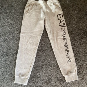 Ea7 gråa mysbyxor  - Trycket är på ena sidan av benet och byxorna är i bra skick. Köptes för 800kr. Säljer för 250kr