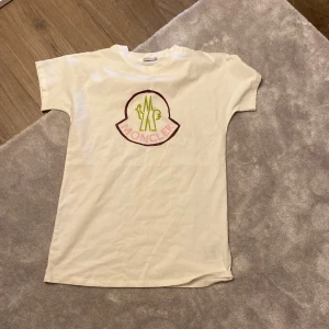 Moncler tröja till salu - Säljer på grund av att den inte kom till användning pris kan diskuteras💗💗