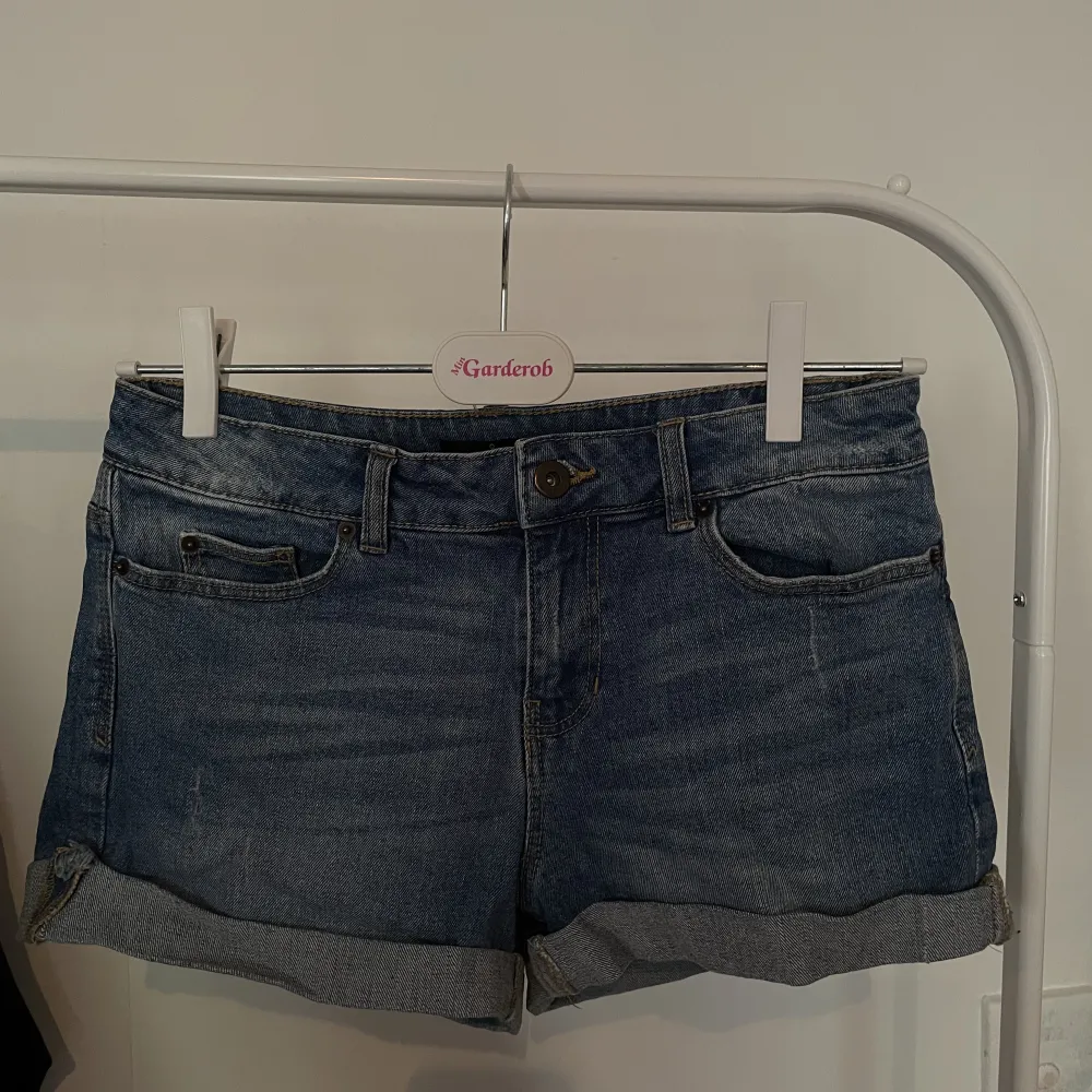 A classic pair of jeans shorts.  Condition: Very good- can’t remember I last worn them, or if I even have. Size: 34. Shorts.