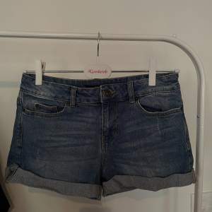 A classic pair of jeans shorts.  Condition: Very good- can’t remember I last worn them, or if I even have. Size: 34