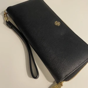 Tory Burch plånbok - Hej säljer denna äkta fina plånbok från märket Tory Burch, kom med prisförslag 