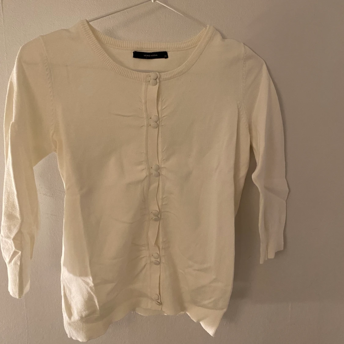 Vit tröja med knappar  - 91