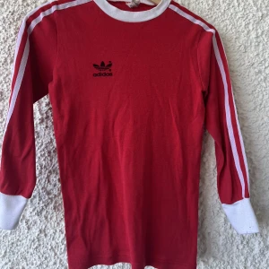 Adidas tröja  - En rikigt gammal men svincool adidas tröja som sitter ganska slimmat. 