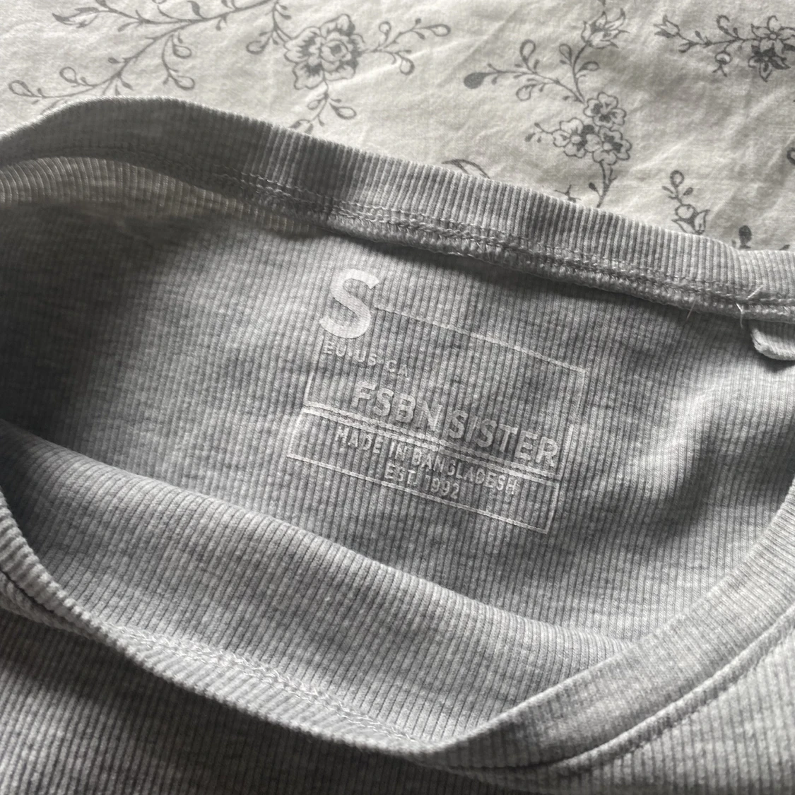 Grå croppad tröja  - 91