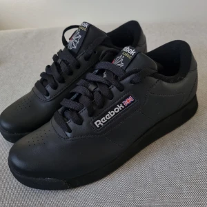 Reebok classic - Använd några få gånger, lite dammiga efter att ha stått då de inte kommer till användning.  Storlek 36 