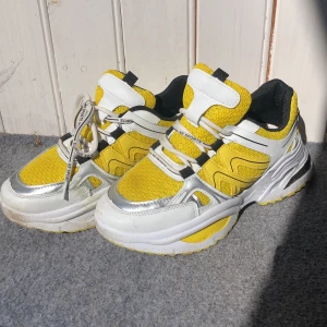 Skor str 38/37 - Coola gula skor i str 38. Är något små i storleken så tror de skulle passa någon med str 37 också.  Mycket lite använda. 