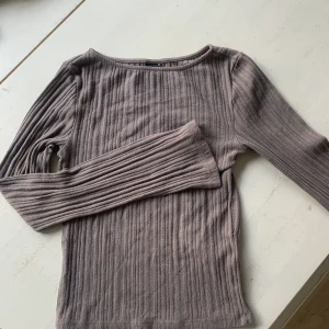 brun tröja - Fin brun ribbad långärmad tröja. ganska lång i armarna. inte kort eller lång så mitt i mellan!