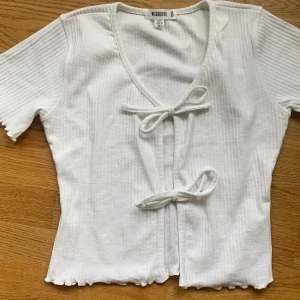 T-shirt  - Såå söt topp med knytning💖nyskick!! (går att knyta upp snörena)
