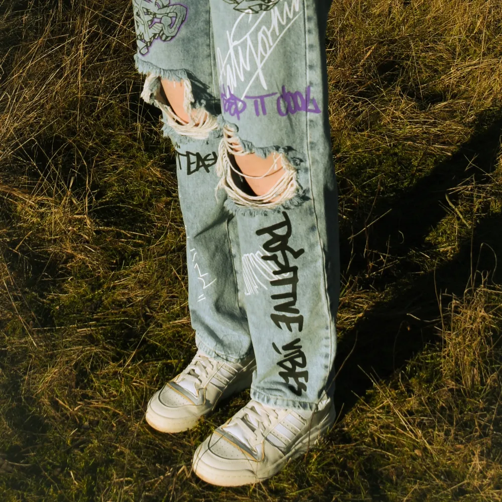 Cool jeans med grafitti från bershka, bra skick. Ni kan se att graffiti på etiketten har tvättats bort. ⚠️Kontakta mig innan du köper ⚠️. Jeans & Byxor.