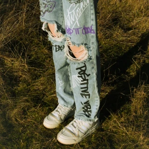 Straight jeans - Cool jeans med grafitti från bershka, bra skick. Ni kan se att graffiti på etiketten har tvättats bort. ⚠️Kontakta mig innan du köper ⚠️