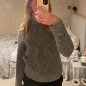 Stickad tröja - Denna jättefina stickade tröjan från other stories har tyvärr blivit för liten. Använd fåtal gånger och har inga defekter. Jättefin till svala sommarkvällar.  Strl Xs Köpt för 900 kr Mitt pris 500 (kan diskuteras)💓