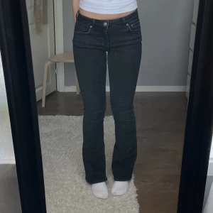Zara Low Rise Jeans - Säljer dessa lågmidjade jeansen från Zara då de inte kommer till användning. Köpte dom vid de första släppet så tror inte att just dessa finns kvar på hemsidan men är osäker. Endast använda en gång. Jag är ca 167cm o de är bra i längden för mig 💕💕