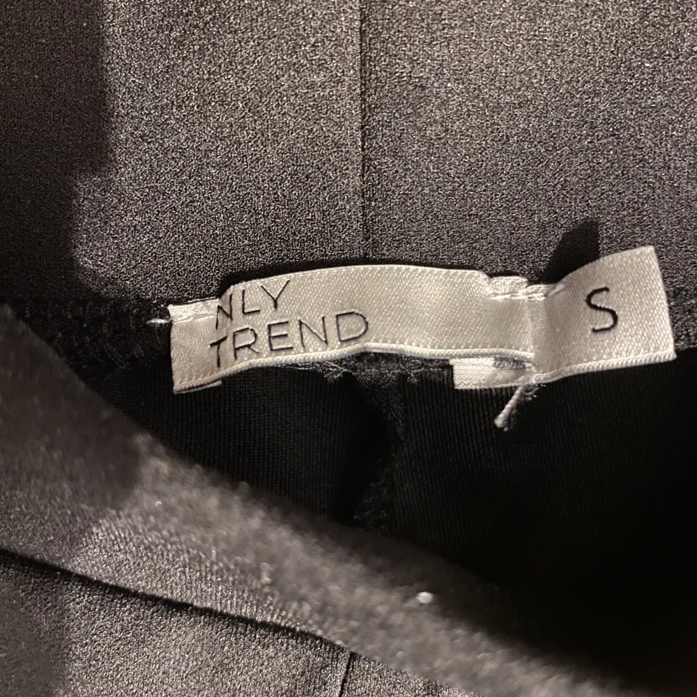 svarta kostym byxor med glitter, från nelly, använt 1 gång, 400kr för nya mitt pris är 180. Jeans & Byxor.