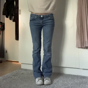 Lågmidjade jeans - Intressekoll på mina fina byxor från Zara köpta förra sommarn. Fortfarande topp skick 😽