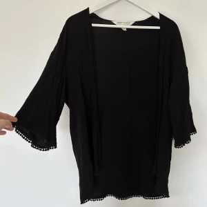 Svart cardigan  - Svart tunn cardigan från HM. Använd fåtal gånger. 100% viscose Storlek S ✨✨✨